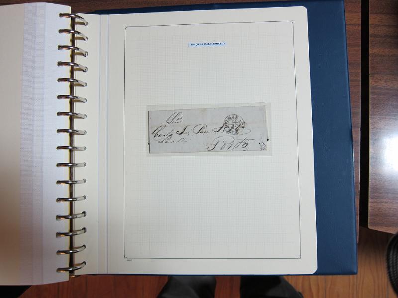 0019 (127).JPG -     Lote:    19      Marcofilia      Lotes Especiais       Descrição:         Portugal. Colecção especializada de carimbos de duplo círculo, tipo 1852, montada em 4 álbuns Lindner, com selos de diversas emissões e cartas, com estudo minucioso de cada marca. Lote a ver.         Lote       Valor Base:     &euro; 2.500,00     Valor Venda:     Retirado     